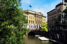 903249 Gezicht op het Stadhuis (Stadhuisbrug 1) te Utrecht, met rechts het pand Oudegracht 167.